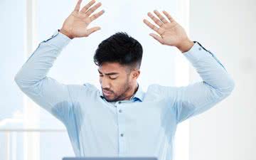 O excesso de suor não causa males à saúde, mas interfere muito na autoestima - iStock