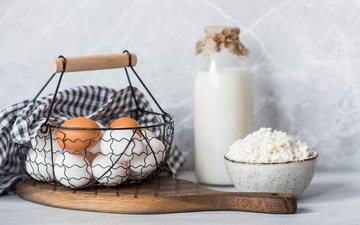 Ovos, queijo cottage e iogurte são alguns dos alimentos que indicados para quem quer turbinar os músculos - iStock