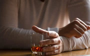 O álcool pode interferir na produção da melatonina, o hormônio que sinaliza a hora de dormir - iStock