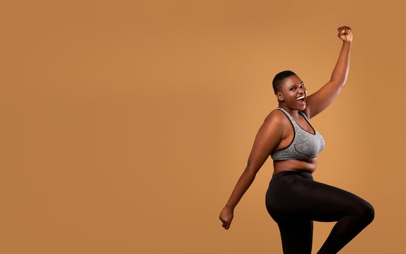 Se não der para fazer uma aula de dança, que tal ligar o som e dançar em casa? - iStock