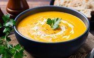 Você pode misturar diversos ingredientes saudáveis e saboreá-los em sopas e caldos - iStock