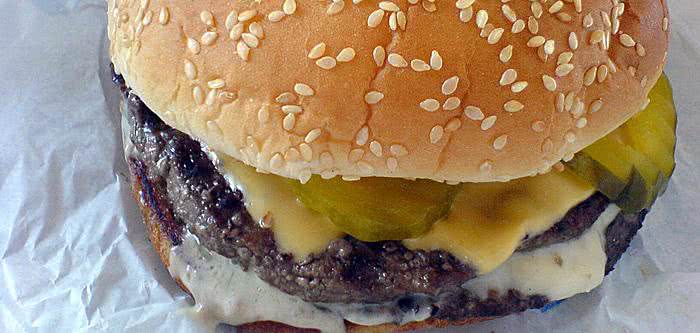 Imagem Compensar um dia difícil com alimentos calóricos é uma péssima ideia