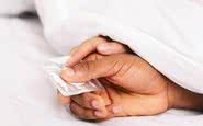A camisinha também atua na função de evitar as Infecções Sexualmente Transmissíveis (IST's) - iStock